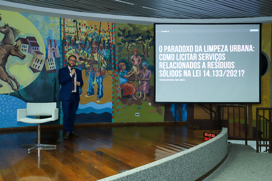 O auditor Ot&aacute;vio Sim&otilde;es, abriu os trabalhos t&eacute;cnicos do semin&aacute;rio (Foto: Thiago Rios Gomes)